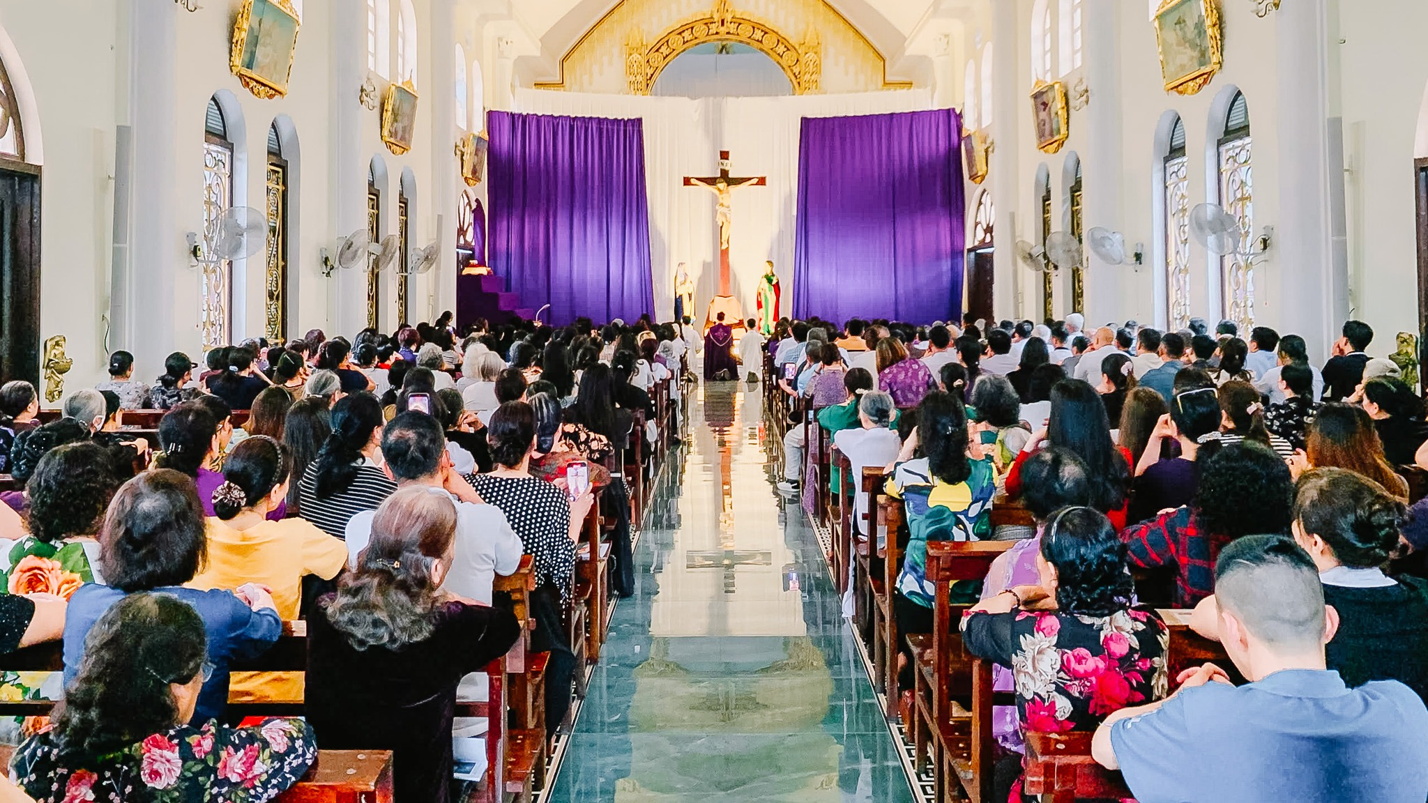 Giờ tôn vinh Lòng Chúa Thương Xót tại Giáo xứ Hòn Gai